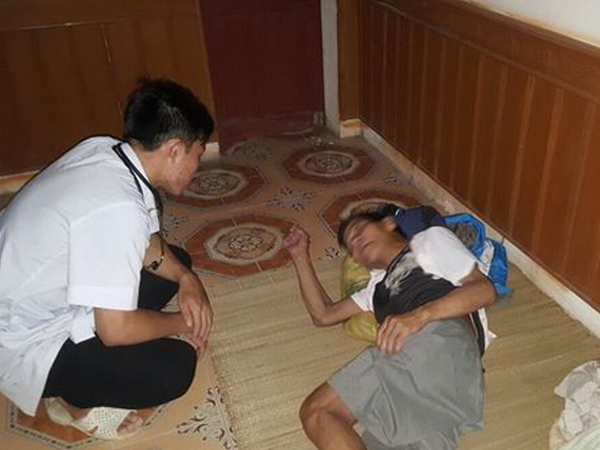 Lập phòng khám 'dã chiến' cứu trợ người dân