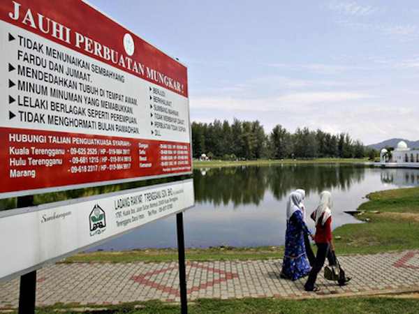 Malaysia lần đầu phạt đòn roi phụ nữ có quan hệ đồng tính