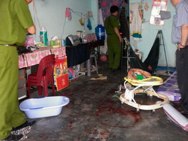 Người đàn bà đâm con trai 2 tuổi tử vong trong nhà nghỉ rồi cắt tay tự tử