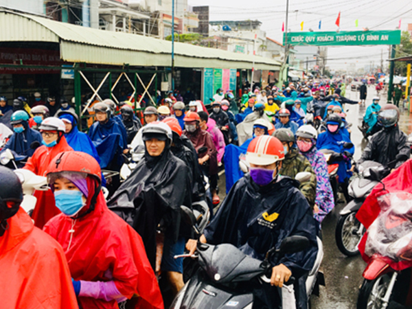 Người dân ùn ùn đội mưa trở lại Sài Gòn sau kỳ nghỉ lễ