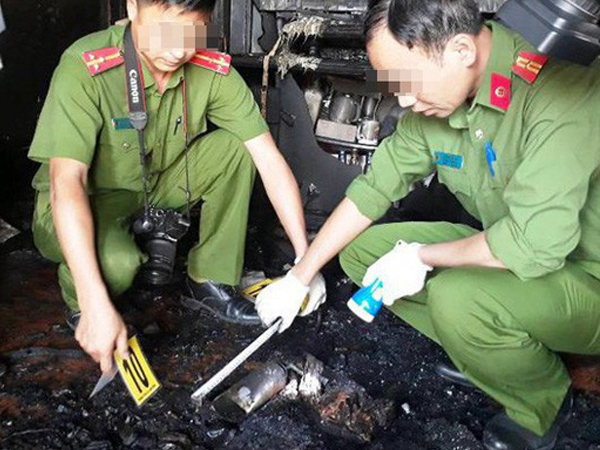 Phá cửa căn nhà cháy, phát hiện thi thể nam trong thùng kim loại, xung quanh có mùi xăng