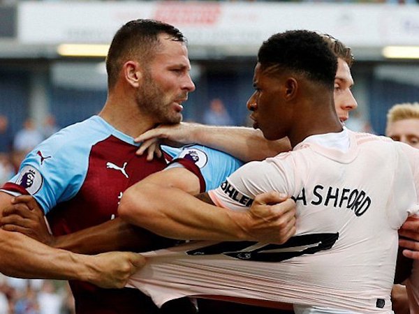 Rashford cáu giận đá tung cửa phòng thay đồ MU