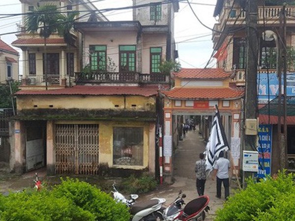 Sửa bồn nước, 2 cha con cùng bị điện giật tử vong