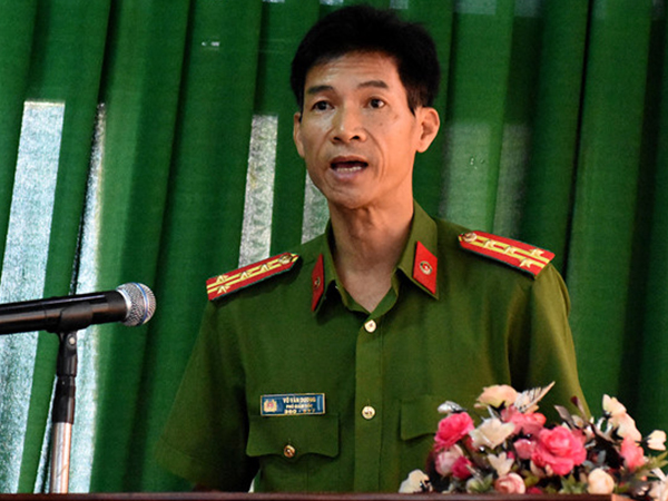 Tạm giữ 9 người gây rối, vây cảnh sát cơ động