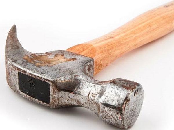 Tạm giữ nghi can dùng búa đánh vào đầu em vợ