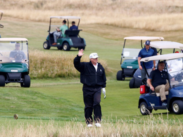 Trump hứng chỉ trích vì chơi golf trong ngày tổ chức tang lễ McCain