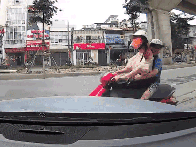 Video: Lướt nhanh qua ngõ, người phụ nữ đi ngược chiều gặp tai nạn nhớ đời
