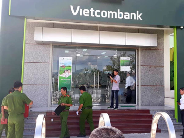 2 thanh niên bịt mặt, cướp ngân hàng ở Khánh Hòa