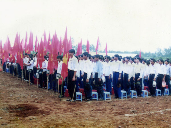 Chùm ảnh lễ khai giảng của thế hệ 7x, 8x: Còn ai nhớ về 1 thời quần vải xanh, áo trắng, khăn quàng đỏ, mũ ca lô?