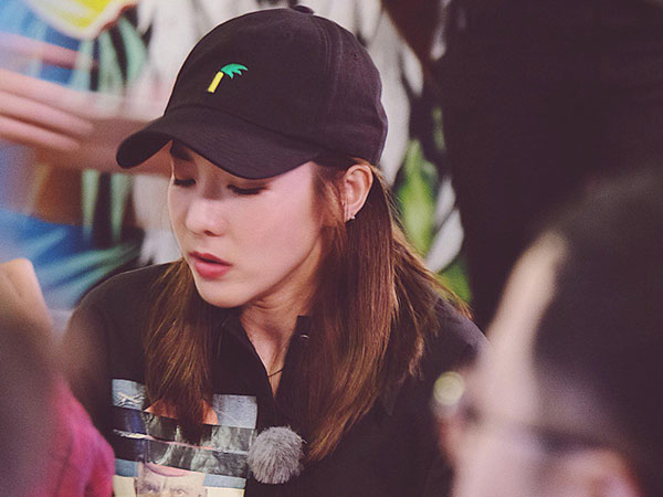 Dara (2NE1) ngồi uống bia, ăn vặt vỉa hè ở Sài Gòn