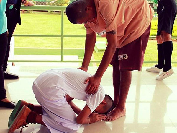 Đi thăm quan nhưng lại gặp cha ở nhà tù, ứng xử của cậu bé khiến ai cũng sốc