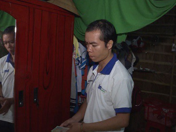 Đưa con đến trường, 'chôm' luôn ví của cô giáo