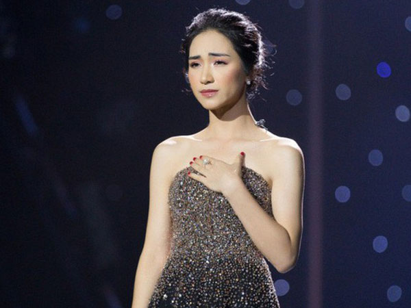 Hòa Minzy và những lần bị chửi bới phải lên tiếng xin lỗi