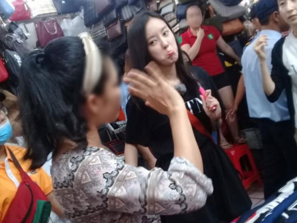 Kì kèo trả giá giữa chợ Bến Thành, phản ứng của Hyomin (T-ara) khi bị chủ hàng mắng té tát bỗng gây sốt
