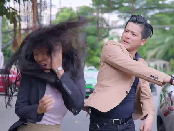 Phim Gạo nếp gạo tẻ tập 53: Liều chết chặn xe xin Công đến thăm con đang nguy kịch, Hương bị chồng tát 'sấp mặt'