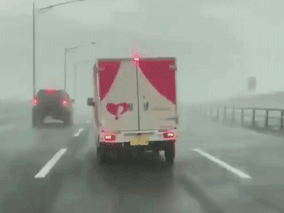 Siêu bão Jebi: Cảnh tượng về thiên tai cực đoan đến khó tin đang hoành hành tại Nhật Bản