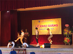 Tiết mục nhảy khai giảng dẻo đến mức con gái cũng phải ghen tỵ của nam sinh trường Trần Phú