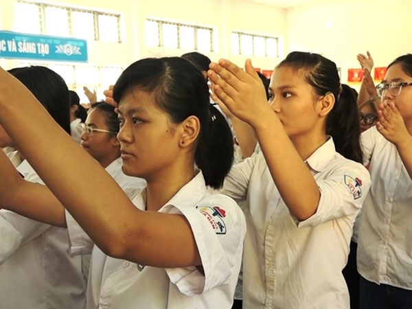 Video: Học sinh khuyết tật hát Quốc ca bằng tay trong lễ khai giảng