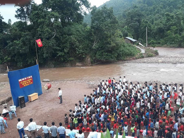 Xót xa hình ảnh khai giảng ngoài trời, bên cạnh dòng lũ chảy xiết của học sinh Lai Châu