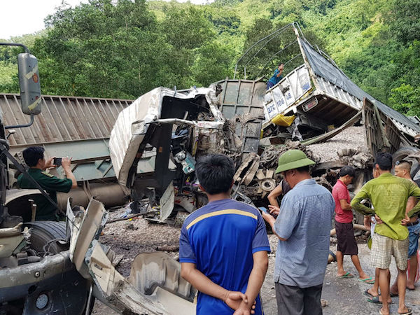 4 ô tô đâm nhau nát bét, bịt kín đường lên cửa khẩu Cha Lo
