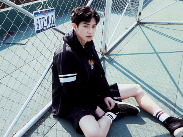 Bị fan đùn đẩy đến mức rách toạc dép, Chanyeol (EXO) ấm ức viết tâm thư và khoe cả 'bằng chứng' lên mạng