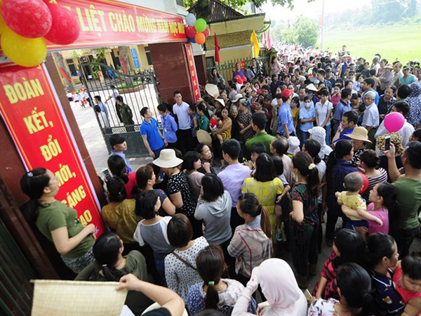 Bỏ thu tiền trái tuyến, phụ huynh lại lo thu tiền 'tự nguyện'