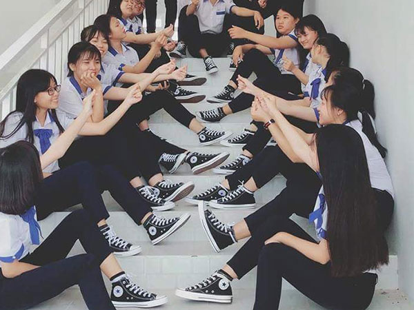 Bức ảnh chất nhất hôm nay: Khoe áo lớp xưa rồi, bây giờ trường người ta đã nâng tầm giày hiệu thế này cơ!