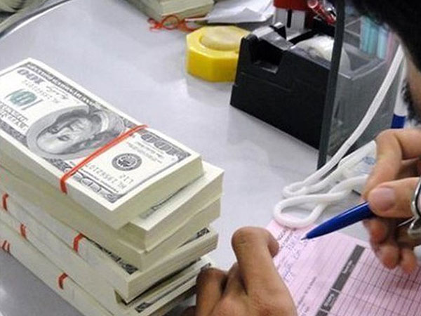 Có nên cấm cho vay USD?
