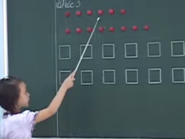 Hàng loạt clip học sinh đọc bằng hình tròn, hình vuông được chia sẻ gây 'bão'
