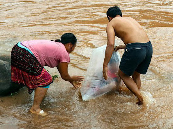 Phó Chủ tịch tỉnh Điện Biên: Học sinh chui vào túi nylon để qua suối đến trường 'phản cảm quá'