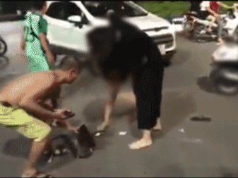 Thấy người yêu với bồ đánh nhau giữa đường, chàng trai chán nản lên xe bỏ đi
