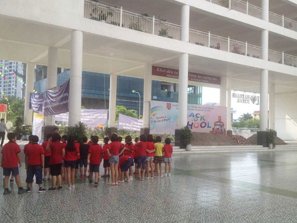 Vụ đổ gạch, cát vào trường Pascal: 'Con có được đi học nữa không?'