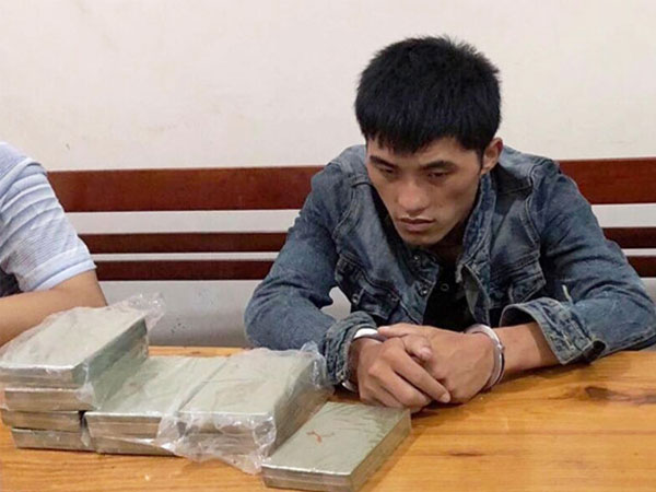9X ngoại quốc tuồn 10 bánh heroin và 1 kg ma túy đá vào Việt Nam