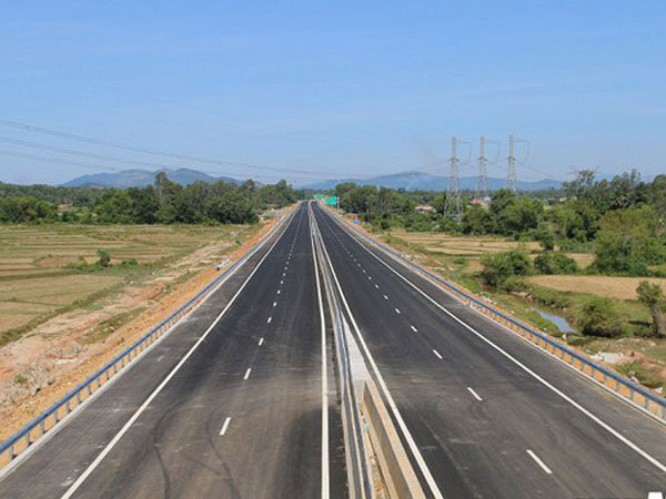 Cao tốc Đà Nẵng – Quảng Ngãi vẫn ngổn ngang sau ngày thông xe