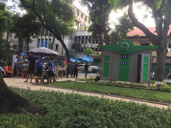 Hà Nội: Phát hiện nam công nhân xây dựng tử vong trong nhà vệ sinh công viên Paster