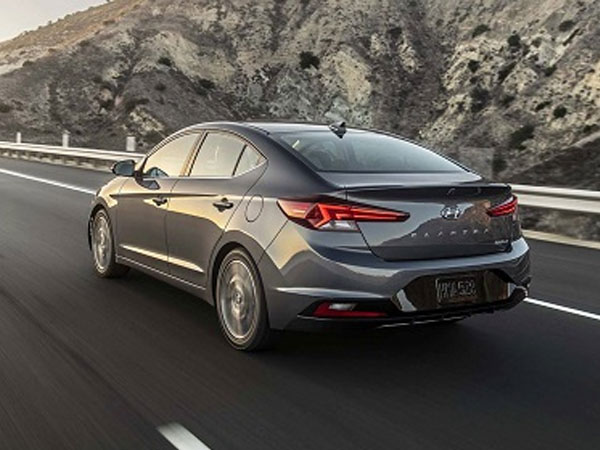 Hyundai Elantra 2019 giá từ hơn 17.000 USD