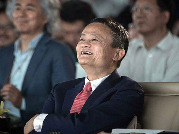 Jack Ma: 'Tôi có thể chẳng bao giờ giàu bằng Bill Gates, nhưng có một việc tôi sẽ làm tốt hơn ông ấy'
