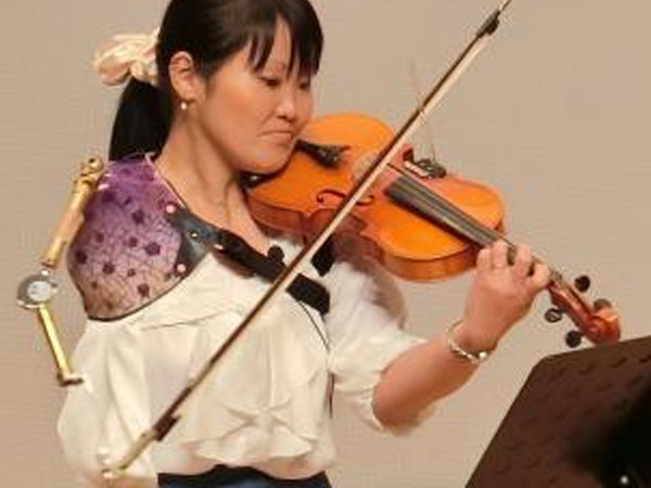 Nếu bạn than thân trách phận về cuộc sống, hãy xem người phụ nữ mất 1 cánh tay này chơi violin để thấy nghị lực phi thường là thế nào