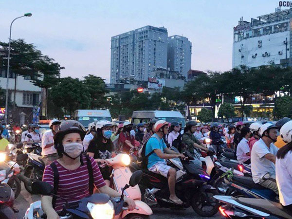 Nhiều tuyến phố Thủ đô tê liệt vì ùn tắc, xe máy ô tô tràn lên vỉa hè để về nhà sau giờ tan tầm