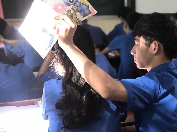 Nhờ hành động ga lăng bất chợt, nam sinh nổi tiếng khắp MXH vì hình ảnh quá sức ngôn tình