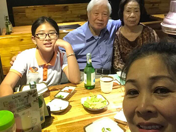 NSND Hồng Vân tự nhận như 'trẻ con' khi sang Mỹ thăm con gái vẫn còn mất ngủ vì nhớ bố mẹ ở nhà