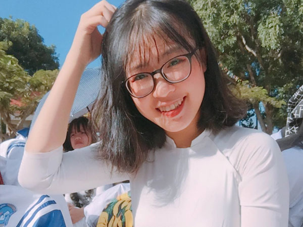 Tiết mục văn nghệ khai giảng của 'chị khối trên' khiến các nam sinh đòi tỏ tình bằng được
