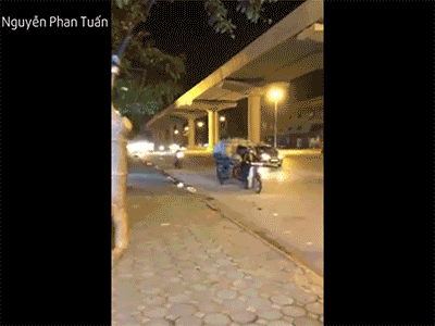 Video: Mazda 3 đánh võng, drift náo loạn như phim Mỹ ở Hà Nội