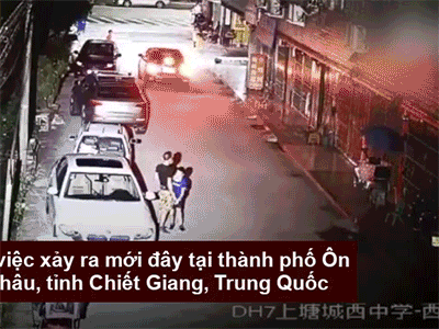 Video: Thót tim cảnh bé gái đang đi bị ô tô cuốn vào gầm