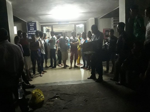 Y tá bỏ vào phòng ngồi nói chuyện điện thoại khi người nhà bệnh nhân không mang tiền