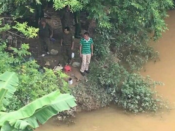 Bác sĩ khai bóp cổ vợ tử vong xong uống rượu đi ngủ đến nửa đêm lấy xe máy chở xác đi phi tang