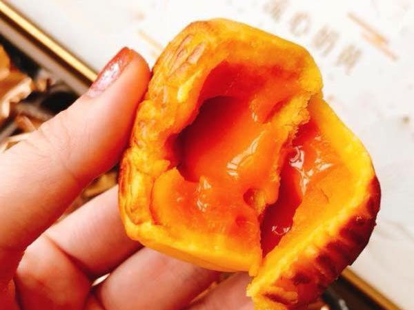 Bánh trung thu VIP Hong Kong: Tràn khắp chợ Việt, trả giá nào cũng bán