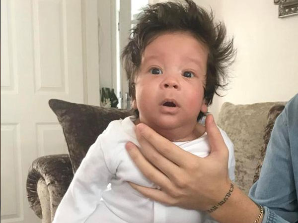 Cậu bé gây sốc cho bác sĩ đỡ đẻ với mái tóc 'có một không hai'