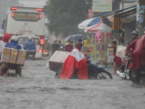 Giao thông Sài Gòn rối loạn trong cơn mưa lớn cuối tuần
