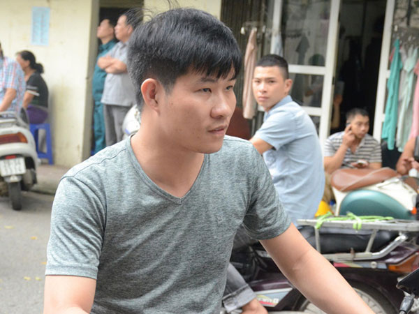Nam công nhân kể lại giây phút hàng chục người tháo chạy khỏi tòa nhà khi xảy ra rung lắc ở Hà Nội